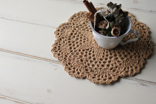  キャラメル色のレースドイリー