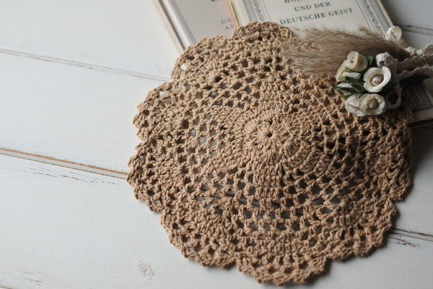  キャラメル色のレース編みドイリー