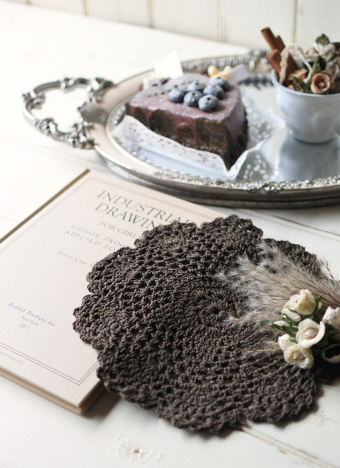  エスプレッソ色のレース編みドイリー