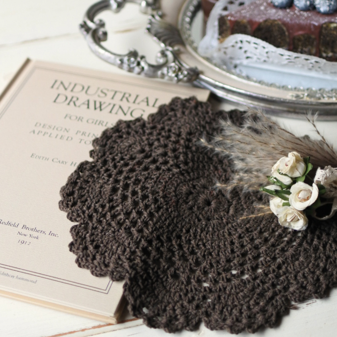  エスプレッソ色のレースドイリー