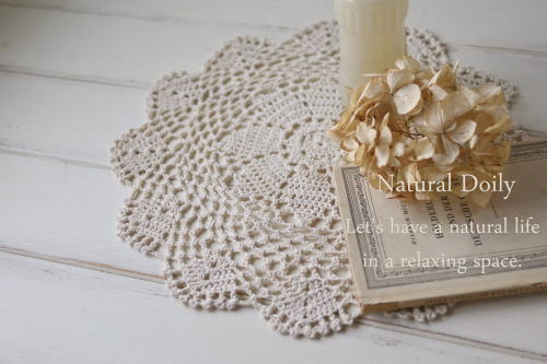  生成り色の手編みクロシェドイリー