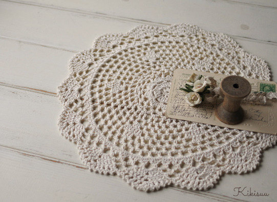 円形のレースドイリー オフホワイト 繊細な編み模様のテーブル装飾