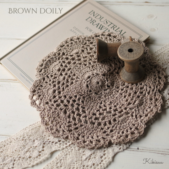  ショコラ色のレースドイリー