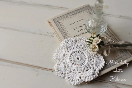 白色のレース編みコースターの商品イメージ