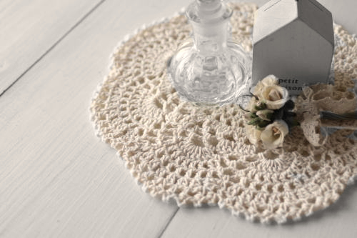  生成り色の手編みクロシェドイリーとインテリア小物のイメージ