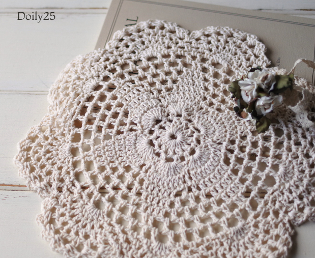  ライトベージュのレースドイリー