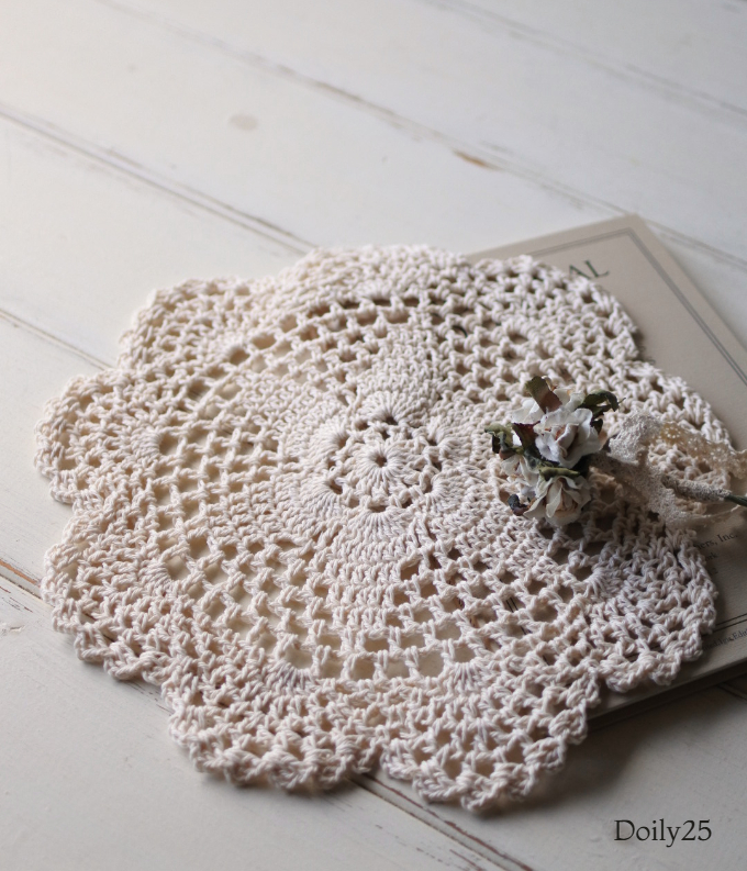  ナチュラルカラーのレース編みドイリー