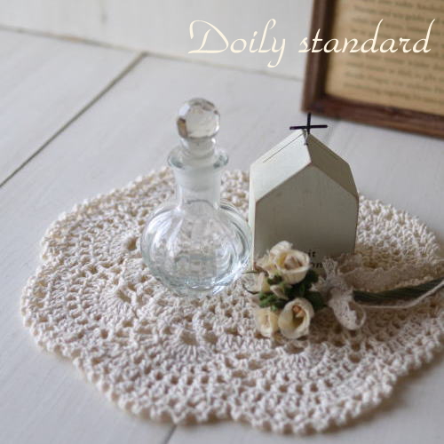  ラウンド型の繊細な手編みドイリー