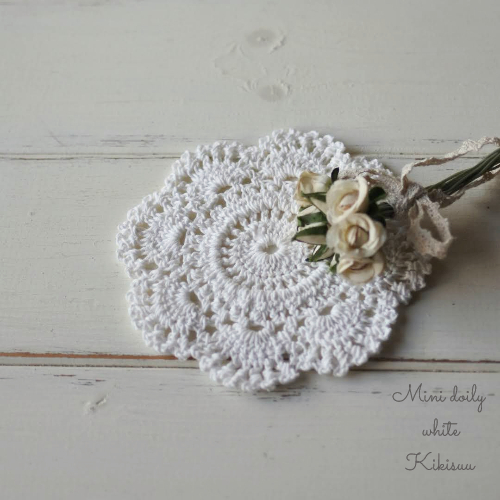 白い手編みコースターの商品イメージ