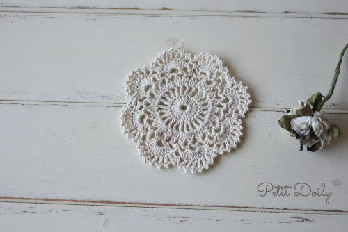 薄ベージュのクロシェコースターの商品イメージ