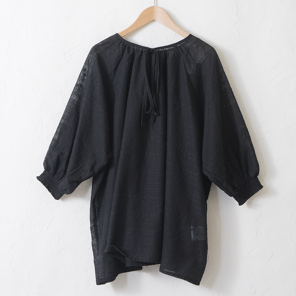 新品 PINORE スクエア襟 長袖トップス ギャザー 刺繍 日本製 40 新品 PINORE スクエア襟 長袖トップス ギャザー 刺繍 日本製 40