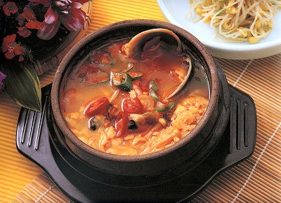 巷で大人気のスンドゥプ鍋（純豆腐鍋）もご家庭でも簡単に作れます