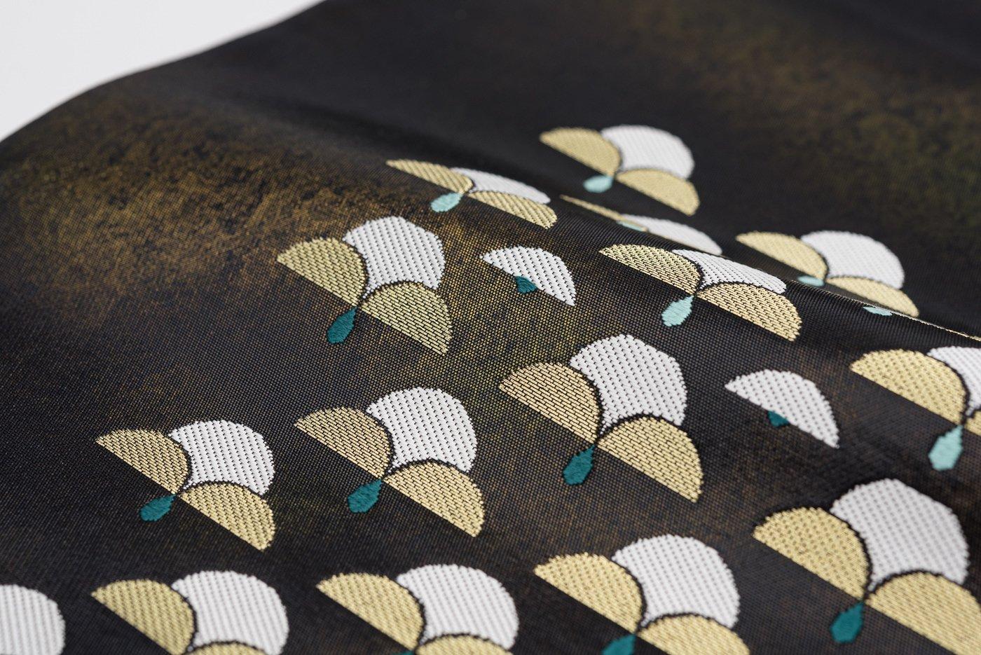 泉 椿魚さんのプレート 陶器 装飾品 山の形状 一部金箔 台付 泉 椿魚