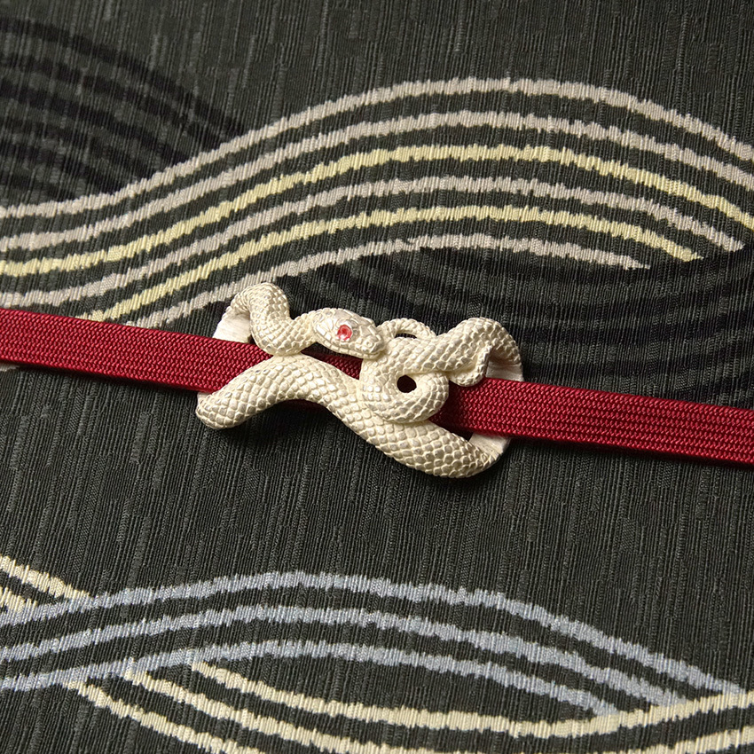 帯留め 大蛇 白 ヘビ 縁起物 ハンドメイド 和装小物 ピューター