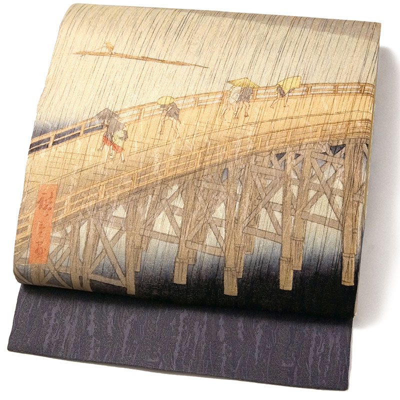 【ケイムス】名古屋帯・仕立共・黒地浮世絵・美人画柄 名古屋帯 大はしあたけの夕立 アート 栗山工房 京紅型 正絹