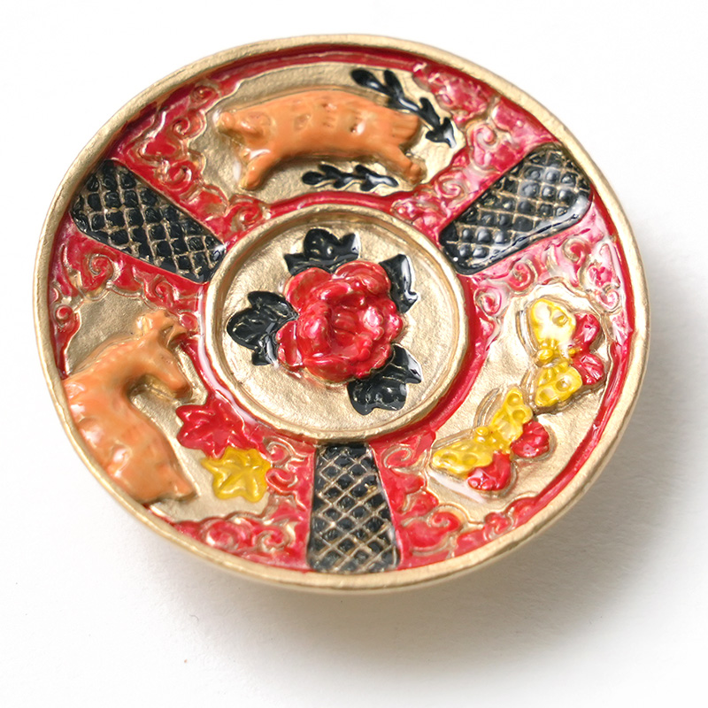 帯留め 猪鹿蝶 絵皿 赤 縁起物 ハンドメイド 和装小物 ピューター SUU