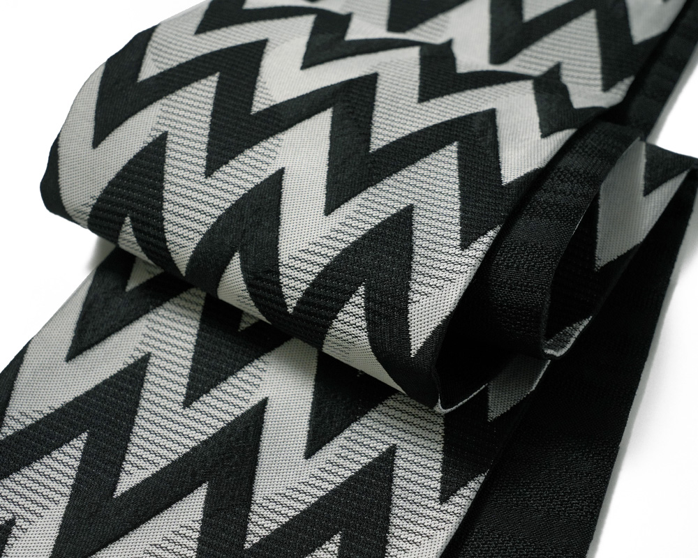 撫松庵 半幅帯 シェブロンストライプ 黒 グレー モノトーン