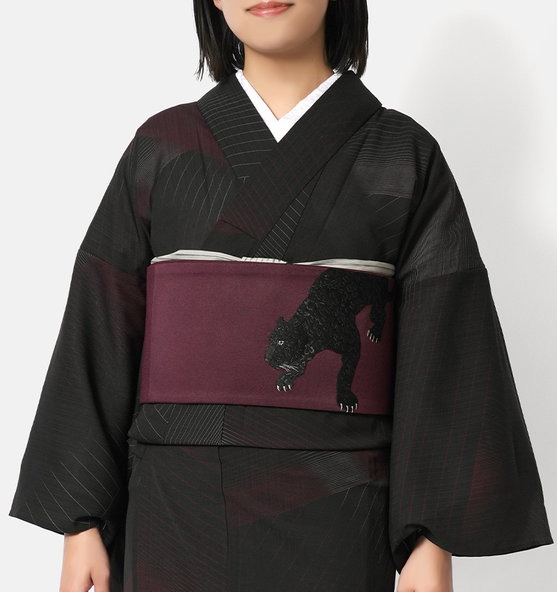 Ａお仕立て上がりウール着物　黒、赤地に幾何学模様 着物 小室庵 プリズム チャコールグレー 赤 黒 セオアルファ 単衣 幾何