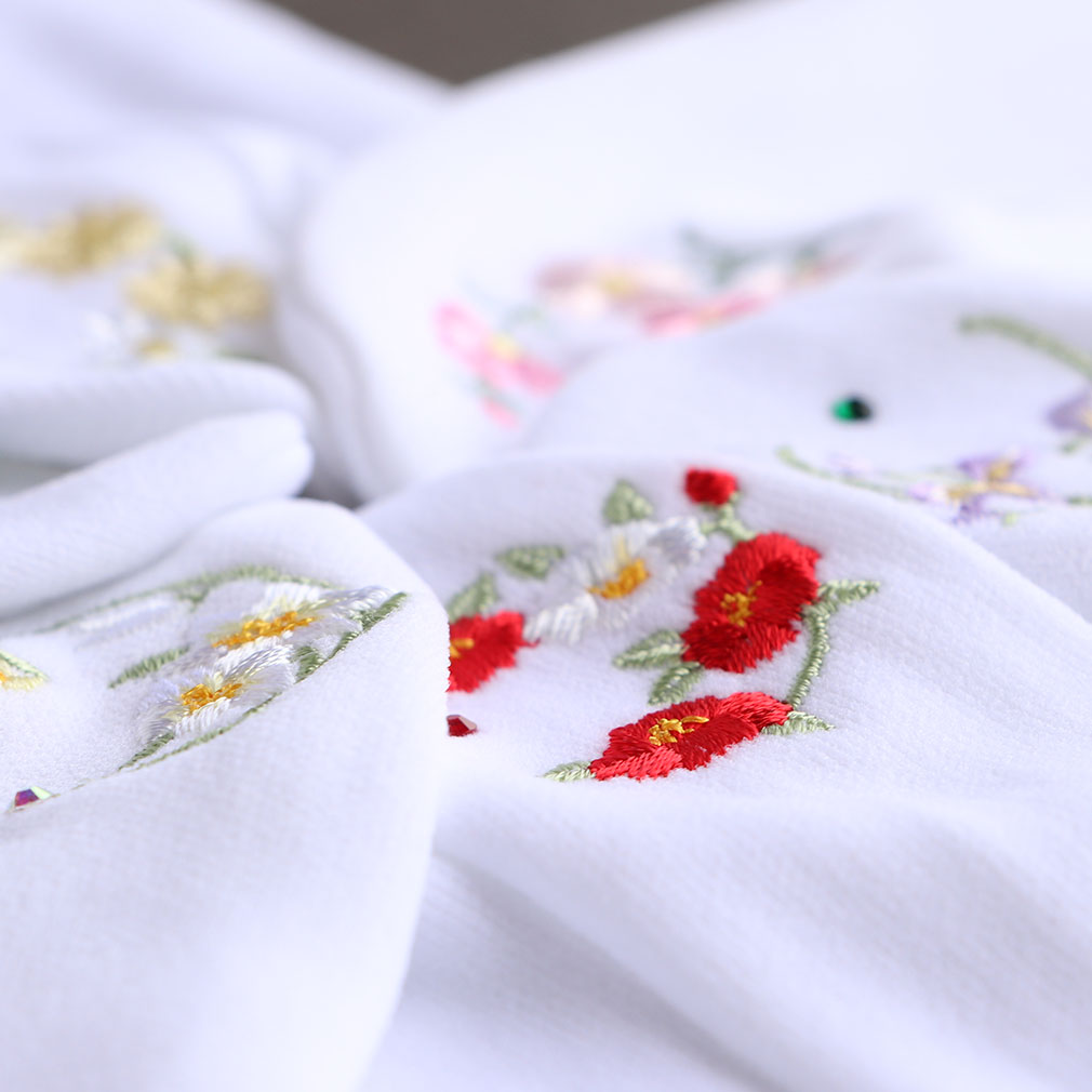 足袋 刺繍 誕生花 季節の花 ラインストーン付 ストレッチ 足袋カバー 刺繍 花 椿 薔薇 サクラ あやめ 鉄線 桔梗 萩 秋桜 百合 菊 水仙 こはぜなし 日本製 着物 小紋 カジュアル 振袖 袴 浴衣 伸縮 フィット 激安 安い
