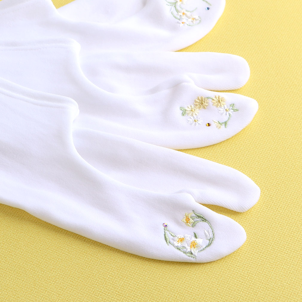 足袋 刺繍 誕生花 季節の花 ラインストーン付 ストレッチ 足袋カバー 刺繍 花 椿 薔薇 サクラ あやめ 鉄線 桔梗 萩 秋桜 百合 菊 水仙 こはぜなし 日本製 着物 小紋 カジュアル 振袖 袴 浴衣 伸縮 フィット 激安 安い