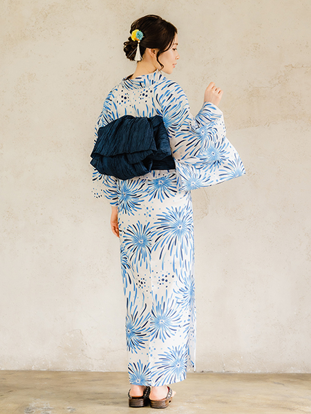 浴衣 単品 レディース オフホワイト地 青 花火 単品 フリーサイズ 大人 ゆかた yukata 綿 粋 レトロ モダン 和装 和服 女性 夏祭り 花火大会｜kimono-kyoukomati｜04