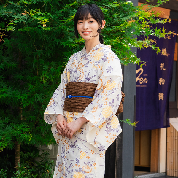 【ほぼ未使用】花火柄 浴衣・帯・下駄セット KIMONOMACHI 浴衣3点セット（浴衣+帯+下駄） 「浴衣 レトロ