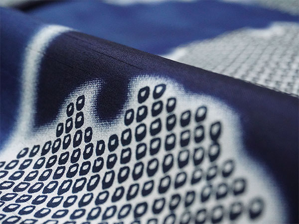 着物 雨コート 撥水加工 ブルー 雪輪 XLサイズ 仕立て上がり ワンピース 道中着衿 携帯ポーチ付き ポリエステル 塵除け |  | 02