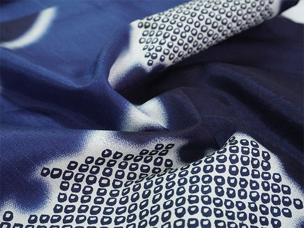 着物 雨コート 撥水加工 ブルー 雪輪 XLサイズ 仕立て上がり ワンピース 道中着衿 携帯ポーチ付き ポリエステル 塵除け |  | 03