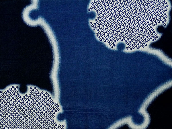 着物 雨コート 撥水加工 ブルー 雪輪 XLサイズ 仕立て上がり ワンピース 道中着衿 携帯ポーチ付き ポリエステル 塵除け |  | 04