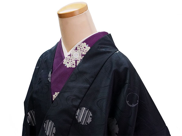 着物 雨コート 撥水加工 ダークネイビー 雪輪 XLサイズ 仕立て上がり ワンピース 道中着衿 携帯ポーチ付き ポリエステル 塵除け |  | 05