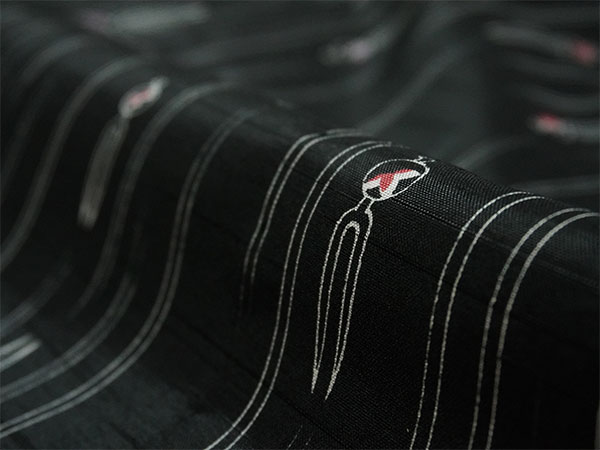 着物 雨コート 撥水加工 ブラック かんざし柄 Lサイズ 仕立て上がり ワンピース 道中着衿 ポリエステル 塵除け |  | 02