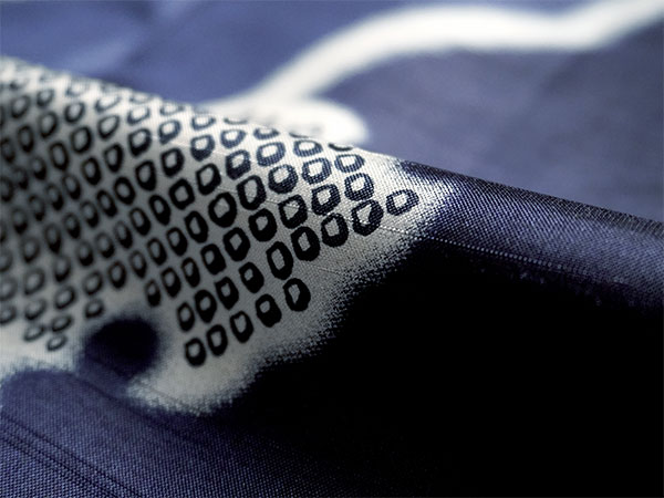 着物 雨コート 一部式 XLサイズ 携帯ポーチ付き ネイビー 雪輪 道中着衿 仕立て上がり ポリエステル 塵除け 洗える 雨の日 |  | 02