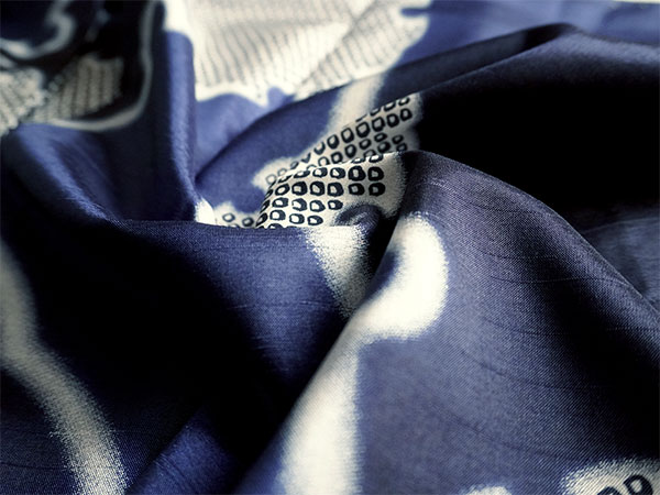 着物 雨コート 一部式 XLサイズ 携帯ポーチ付き ネイビー 雪輪 道中着衿 仕立て上がり ポリエステル 塵除け 洗える 雨の日 |  | 03