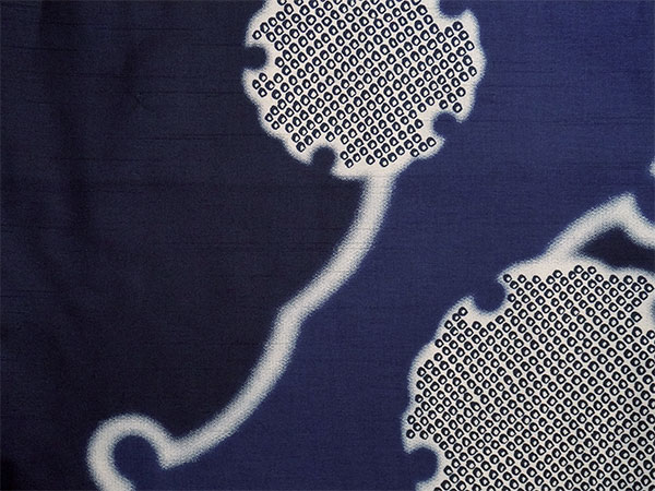 着物 雨コート 一部式 XLサイズ 携帯ポーチ付き ネイビー 雪輪 道中着衿 仕立て上がり ポリエステル 塵除け 洗える 雨の日 |  | 04