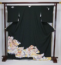 □【中古】美品 本場加賀友禅 魚津誠 作 黒留袖 三つ柏 ハギレなし