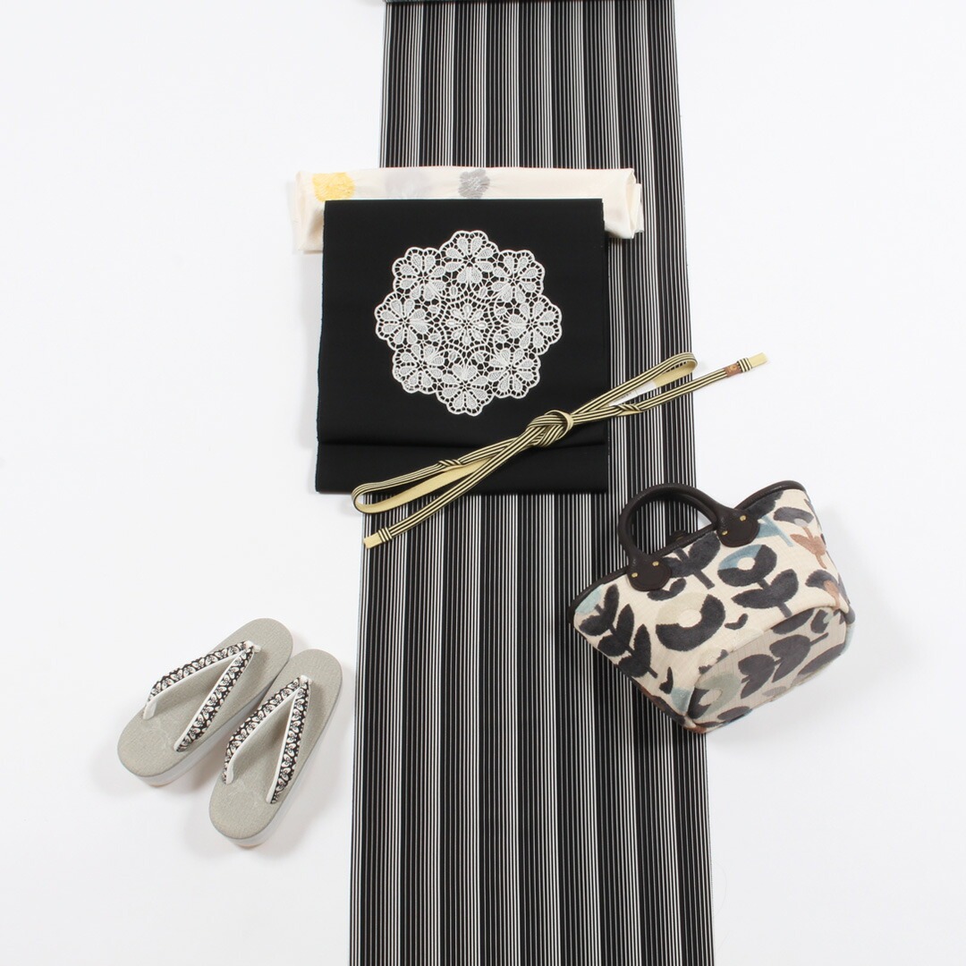 小紋　黒と白の格子　刺繍　正絹　着物 きもの 和 小紋 着尺 縞小紋 反物 型友禅 黒×白 滝縞 シマシマ