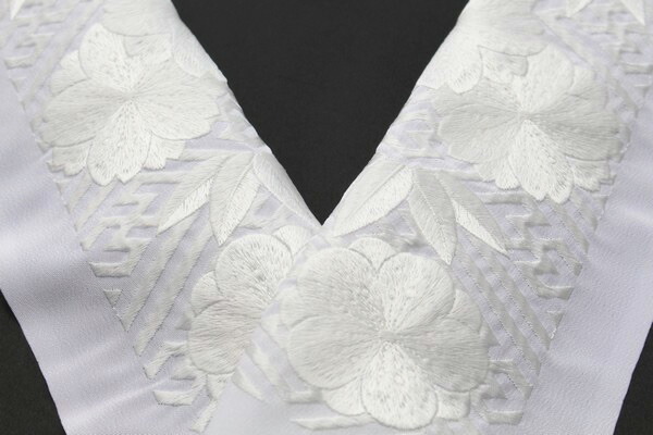 洗える刺繍半衿　紗綾形　松竹梅・桜　白　刺繍　【衿秀 和想庵】 洗える半衿] 刺繍半衿 塩瀬 松竹梅と青海波 化粧箱入り 縁起物 吉祥柄