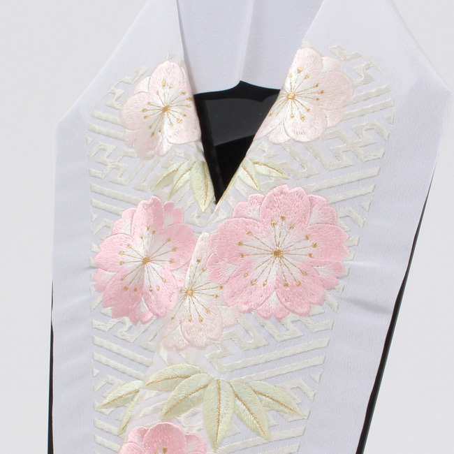 洗える刺繍半衿　紗綾形　梅　桜　笹　白　刺繍　【衿秀 和想庵】 きもの 和 半衿 刺繍 振袖用 白地 紗綾形梅桜竹文 薄ピンク刺繍 成人式