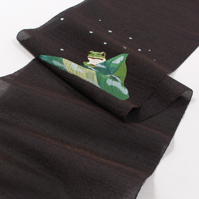 きもの 和 夏帯 九寸名古屋帯 焦げ茶地 蛙・カエル 刺繍 紬地 お太鼓柄
