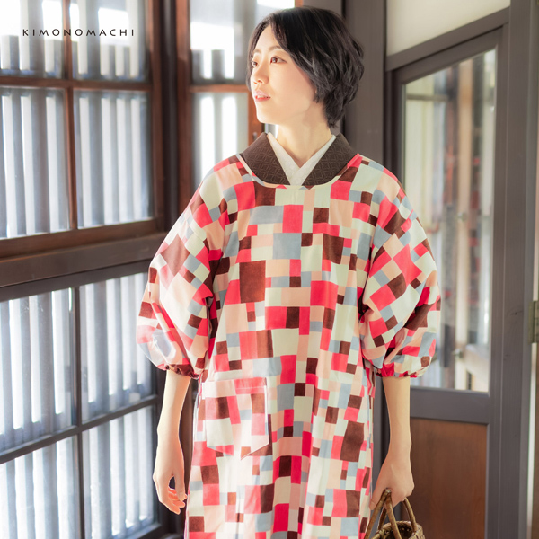 KIMONOMACHI ロング丈 割烹着「ピンク モザイクブロック」実用的 日本