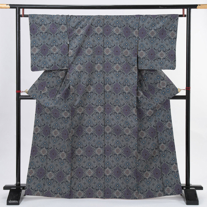 中古品)仕立て上がり 色大島「グレー 龍郷柄」小紋 正絹 紬(メール便