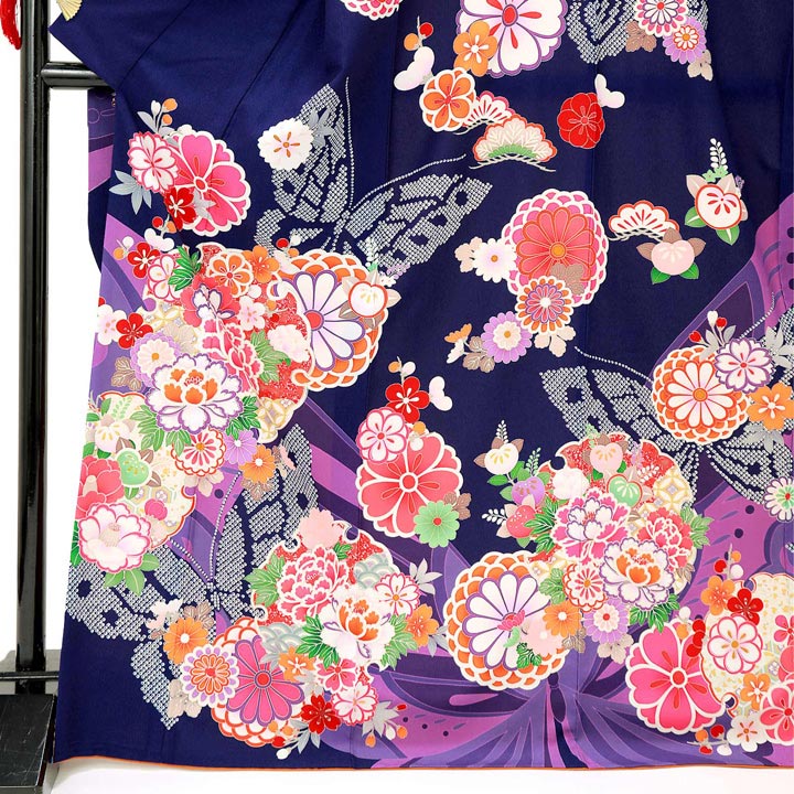 中古品)仕立て上がり 振袖「玉城ティナ×キスミス 蝶 雪輪に花 紺桔梗色 