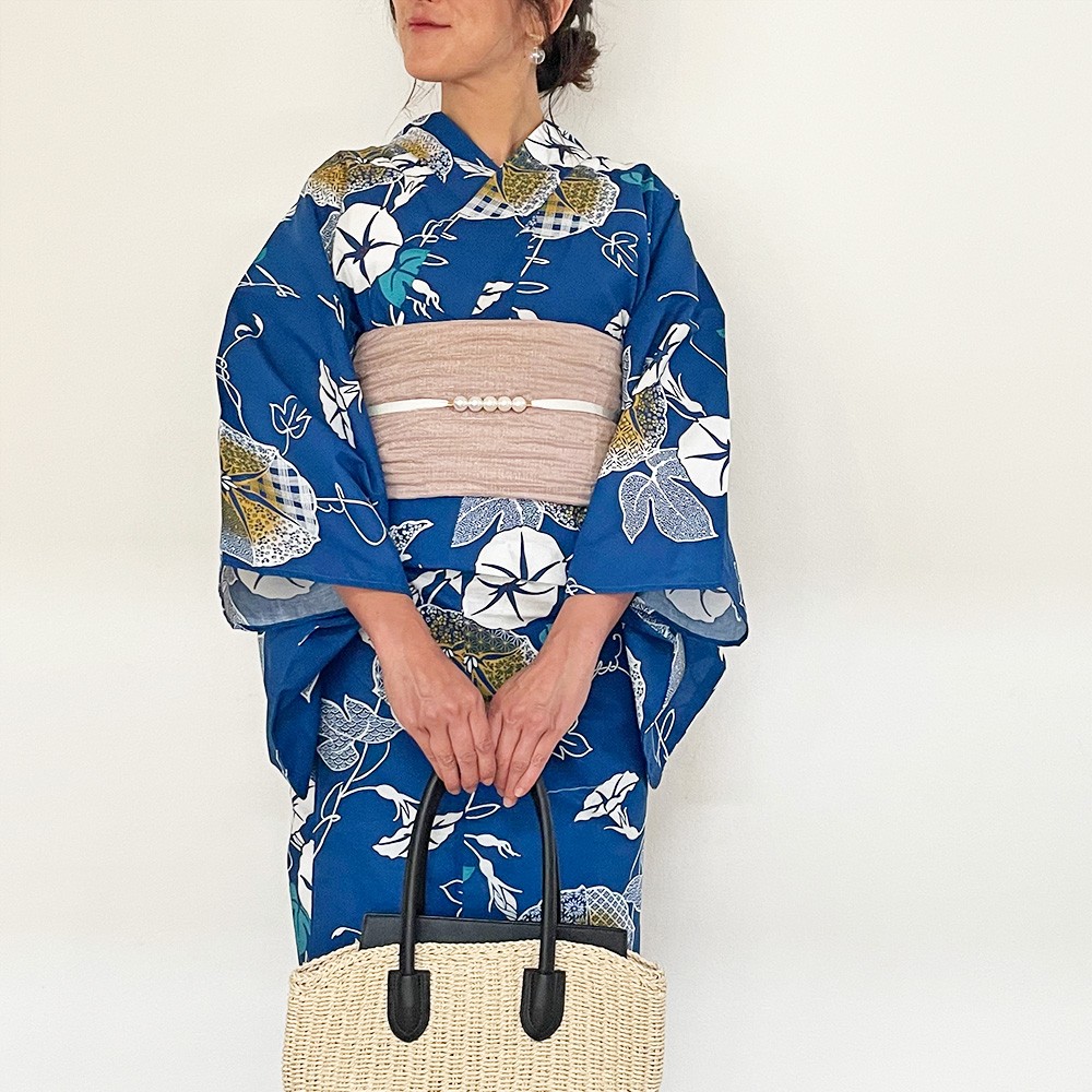 紺の地にほんのり浮かび上がる朝顔が美しい、正統派の藍染めの