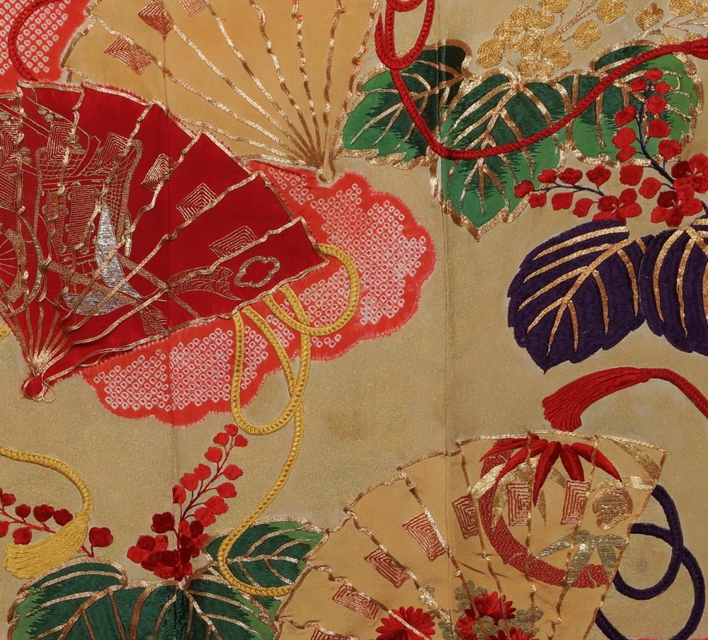 アンティーク 振袖 雲取に扇・桐模様 蔦紋 三つ紋 金駒刺繍 金箔 日本