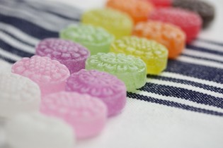 宝石飴 フルーツドロップ 130g入り チャック付き袋入り : 飴菓子