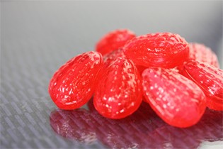 いちごあめページ いちご飴。イチゴジャムのような甘酸っぱい いちご飴 | 飴の通販