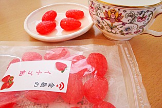楽天 送料無料にならない いちご飴 130g入り チャック付き袋入り : 飴菓子専門店 金扇 アイドルグッズ