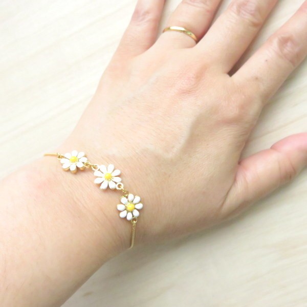 ブレスレット マーガレット フラワー 3つ 花 繊細 華奢 花びら 送料