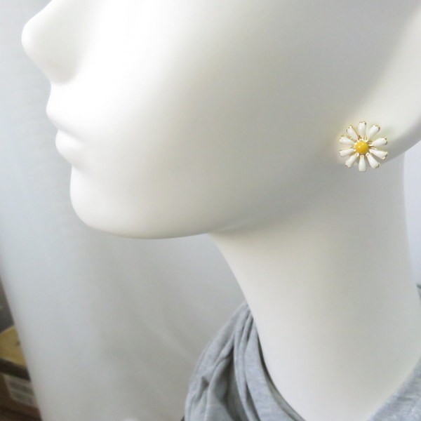 マーガレットピアス　片耳　花芯黄&花びら白 マーガレット ピアス/イヤリング ピアス（スタッド・一粒） mii
