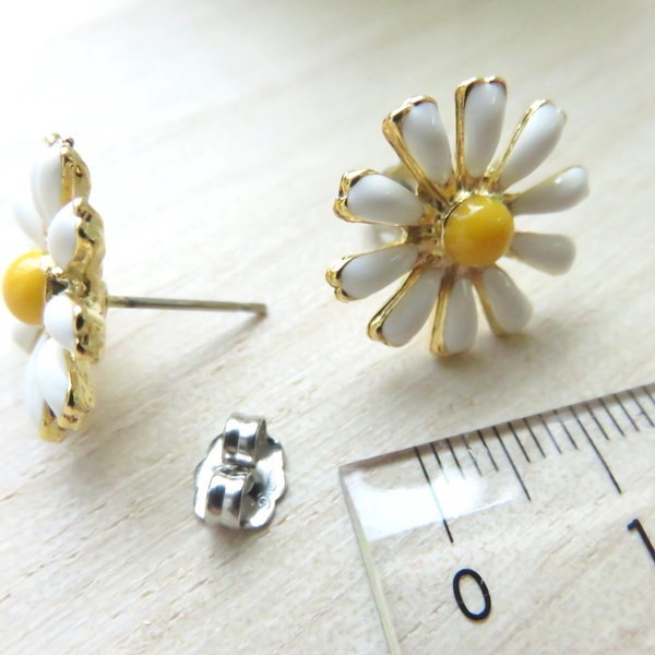 ピアス マーガレット フラワー シンプル 花 繊細で華奢 清潔感 可愛い
